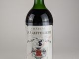 une bouteille de vin posée sur une table