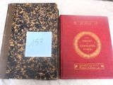 deux livres posés sur un lit, avec une étiquette dessus