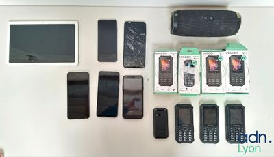many cell phones that are sitting on a table