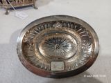 un plateau d'argent posé sur une table