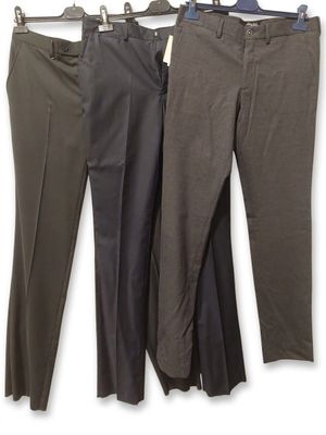 trois pantalons pour homme suspendus à un portant, sur fond blanc
