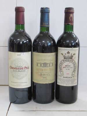 trois bouteilles de vin posées sur un plan de travail