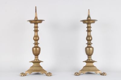 paire de pique-cierges en laiton, la base triangulaire à pat…