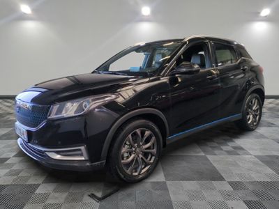 un 4x4 noir garé sur un sol en damier dans un garage