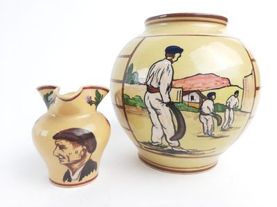 un vase et un vase sur lequel est représenté un homme