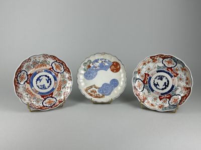 Réunion de trois assiettes en porcelaine imari, deux à décor…