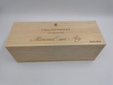 une boîte en bois sur laquelle est inscrit le nom d'une bouteille de vin