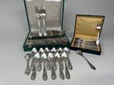 beaucoup d'argenterie dans un coffret sur une table