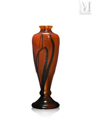 un vase marron orné d'un motif noir