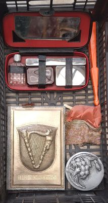 un panier rempli d'objets divers