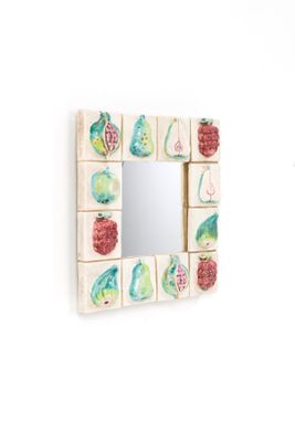 une photo d'un miroir accroché au mur