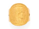 une image représentant une bague en forme de pièce d'or sur laquelle est gravé le visage d'une femme