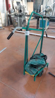 un chariot sur lequel est posé un sac, à l'intérieur d'un bâtiment