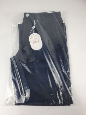 l'arrière d'un pantalon noir sur lequel est accrochée une étiquette de prix