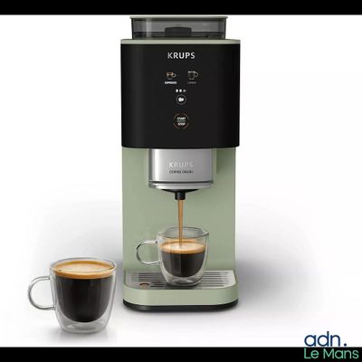 une image d'une machine à café avec une tasse de café