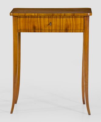 une petite table en bois surmontée d'un tiroir