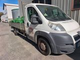 un camion blanc garé devant un bâtiment