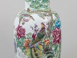 un vase blanc orné d'un oiseau et de fleurs