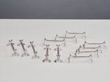 tout un tas de vis posées sur une table