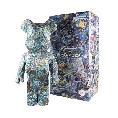 un ours qui se tient debout devant une boîte