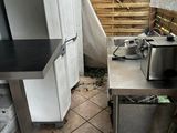 une photo d'un coin cuisine avec une cuisinière, un évier et un réfrigérateur