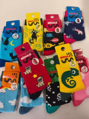 Plusieurs paires de chaussettes pour enfants sont posées sur une table.