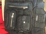 une valise noire posée par terre