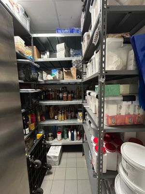 de nombreuses étagères dans la cuisine, sur lesquelles sont posés de la vaisselle