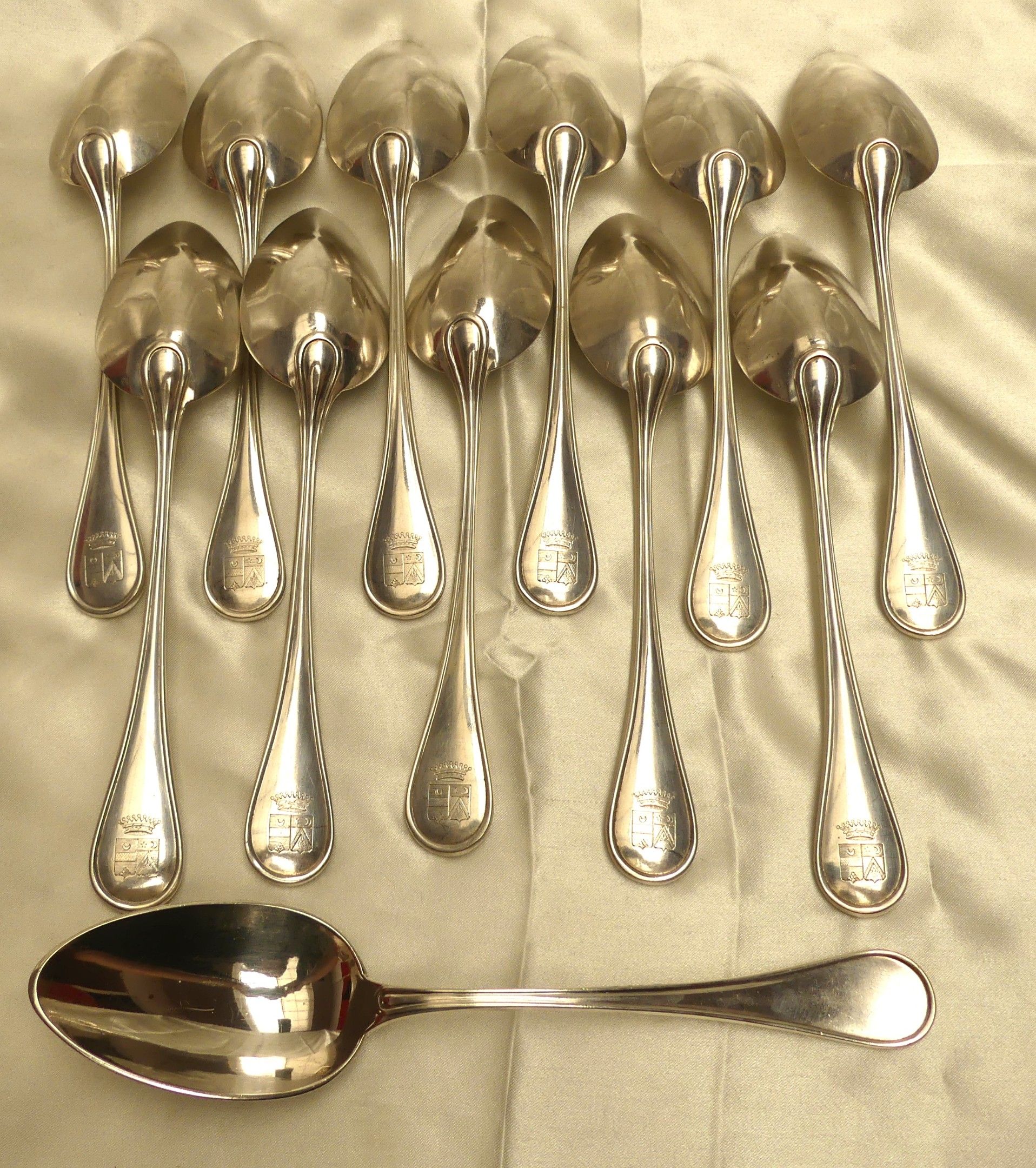 12 cuillère armoriées modèle uniplat en argent Poinçon Minerve Poinçon M.O : Capelet & Guthé (1885-1895) Poids : 905 grs