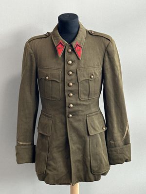un uniforme militaire sur un mannequin, avec un col rouge