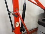 une grue rouge qui se trouve dans un garage