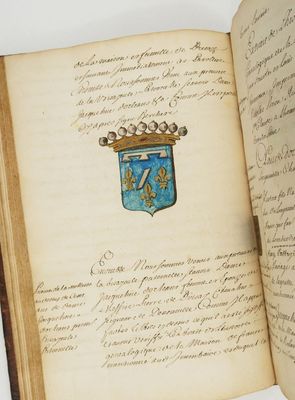 un livre ouvert sur lequel figure un dessin représentant des armoiries surmontées d'une couronne