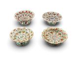 quatre petits bols chinois ornés de motifs floraux sur fond blanc