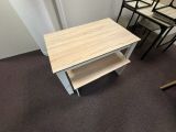 une petite table surmontée d'une étagère, placée dans un coin de la pièce
