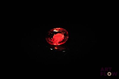 gros plan d'un diamant rouge sur une surface noire
