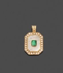 un pendentif en émeraude et diamants