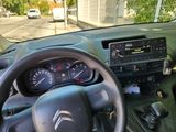 le tableau de bord d'une voiture, avec un volant et un tableau de bord