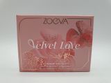 une boîte rose surmontée d'une fleur rose