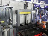 un homme travaillant sur une machine dans un garage