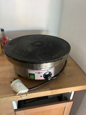 une photo d'une poêle à crêpes posée sur une table en bois
