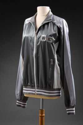 une photo d'une veste noire et blanche posée sur un mannequin