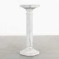 Console ou socle, sculpté dans du marbre Arabescato, Italie,… (photo 4)