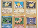 plusieurs cartes Pokémon empilées les unes sur les autres sur une table