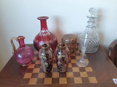 de nombreux vases posés sur une table à damier
