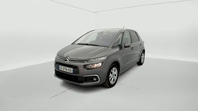 Une Citroën grise est garée dans une pièce blanche