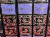 un gros plan sur une rangée de livres posés sur une table