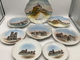 plusieurs assiettes sur lesquelles figure l'image d'un château, posées sur une table