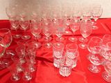 beaucoup de verres à vin vides sur une table rouge