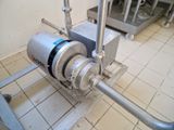 une machine posée sur le sol d'une pièce