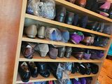 de nombreuses paires de chaussures sur les étagères de la pièce